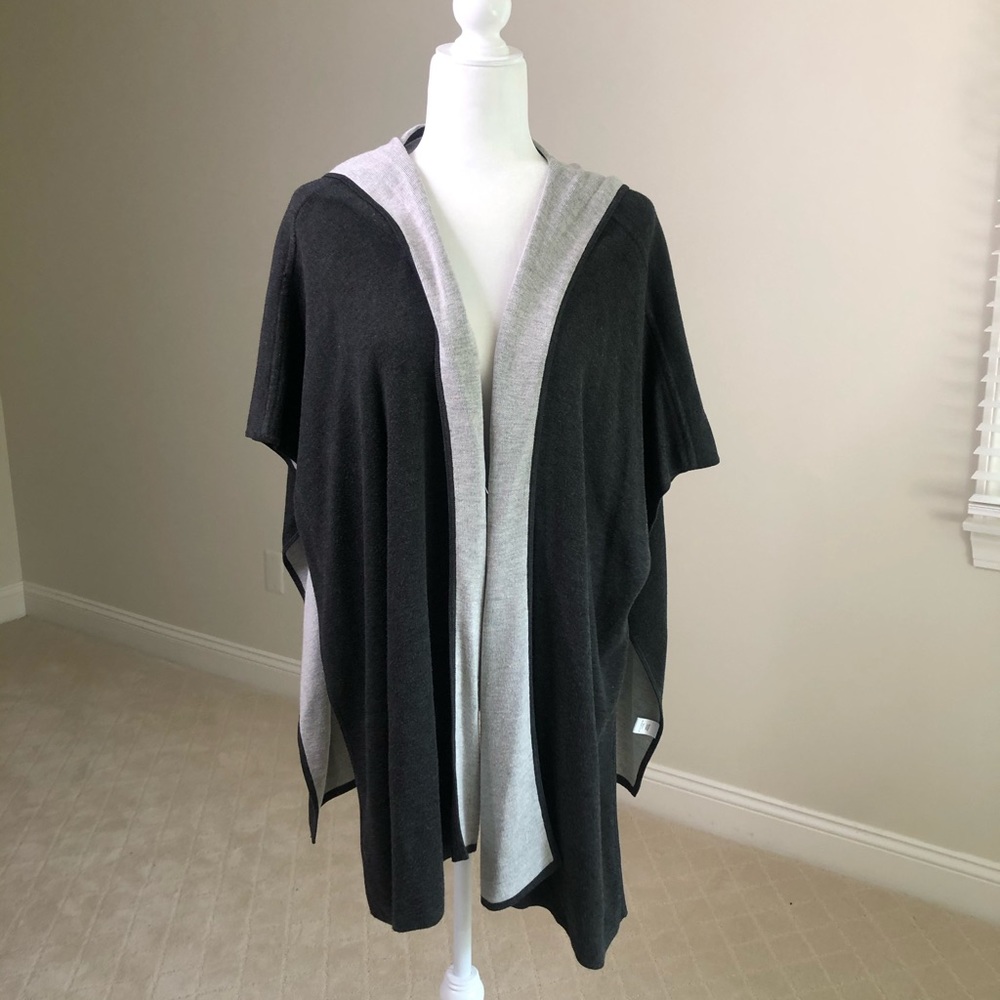 Grey Short sleeve Hooded Poncho Rauna